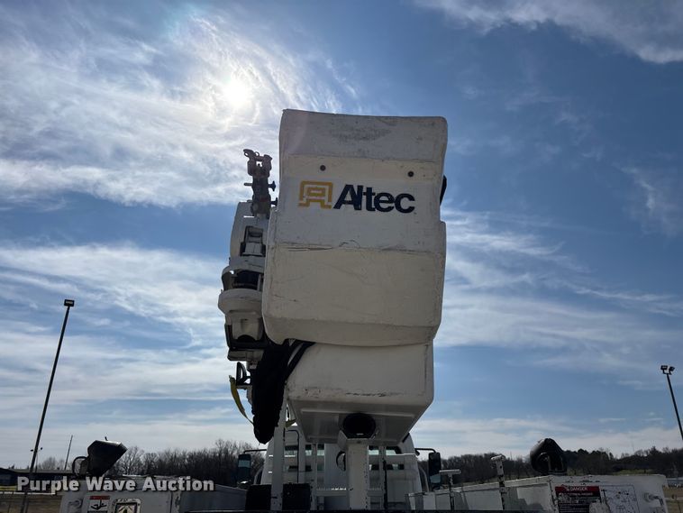 image for item FG0198 2011 Freightliner M2 bucket truck