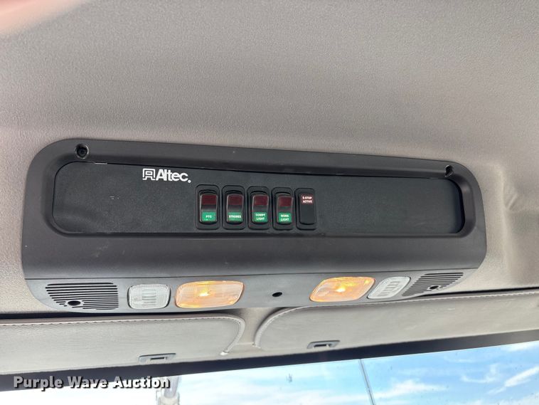 image for item FG0199 2013 Freightliner M2 bucket truck