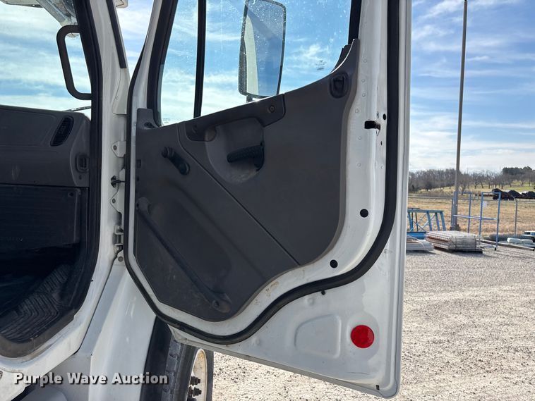 image for item FG0199 2013 Freightliner M2 bucket truck