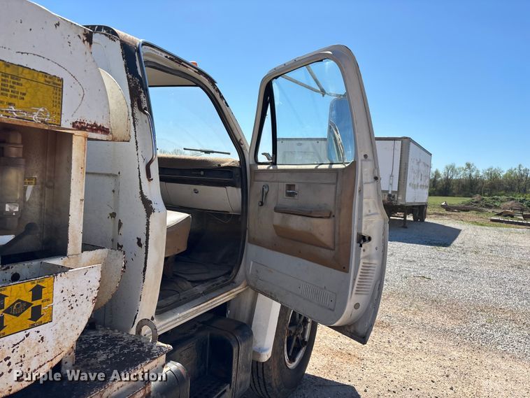image for item FG0225 1987 GMC 7000 utility / service truck