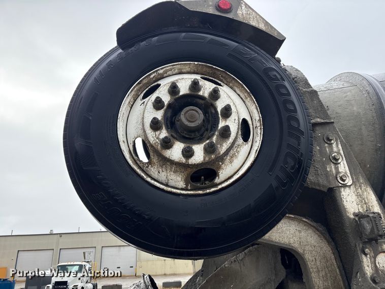 image for item FG2824 1999 Sterling L9511 ready mix truck