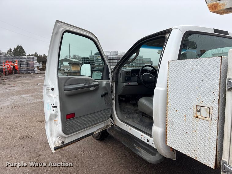 image for item FG2839 2003 Ford F550 bucket truck