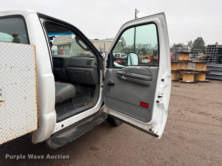 image for item FG2839 2003 Ford F550 bucket truck