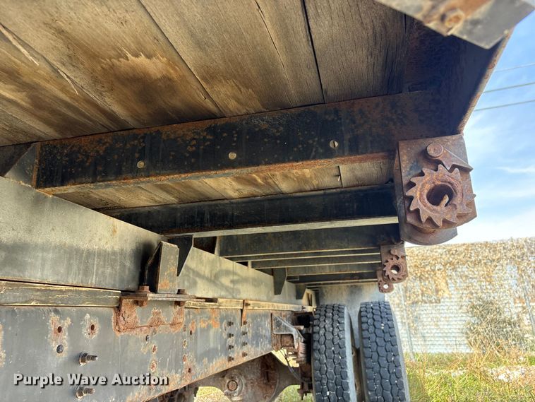 image for item FG2872 2006 GMC C6500 flatbed truck