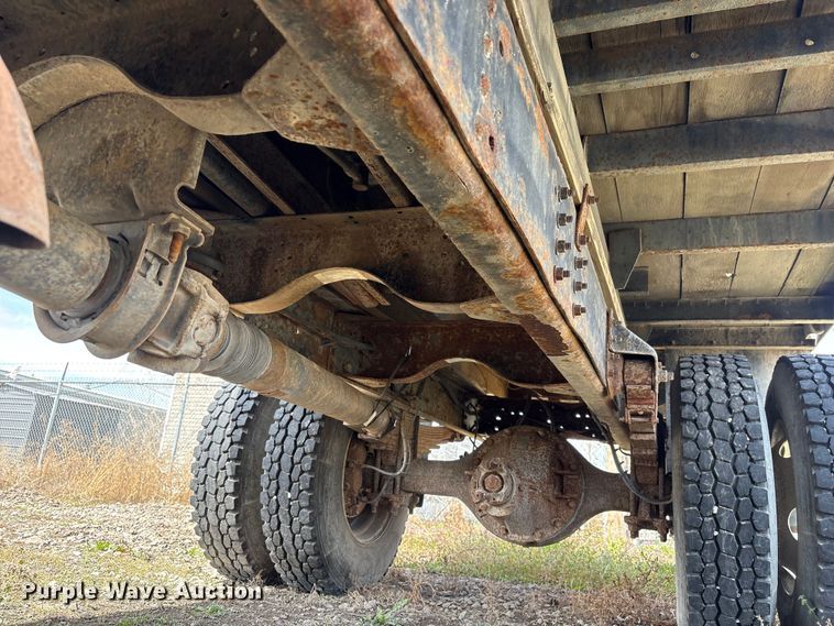 image for item FG2872 2006 GMC C6500 flatbed truck