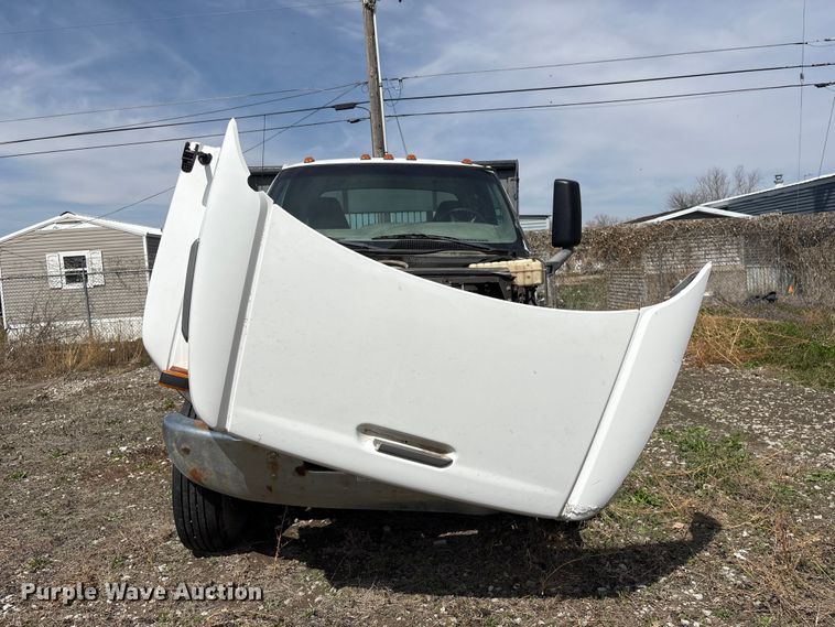 image for item FG2872 2006 GMC C6500 flatbed truck