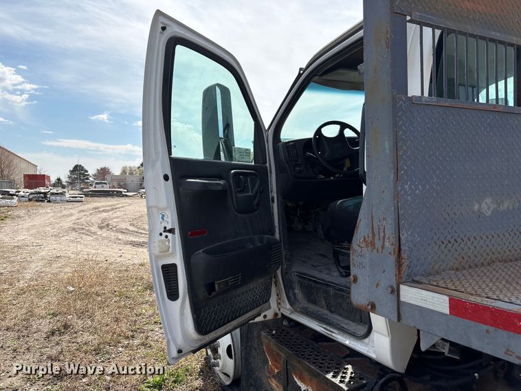 image for item FG2872 2006 GMC C6500 flatbed truck