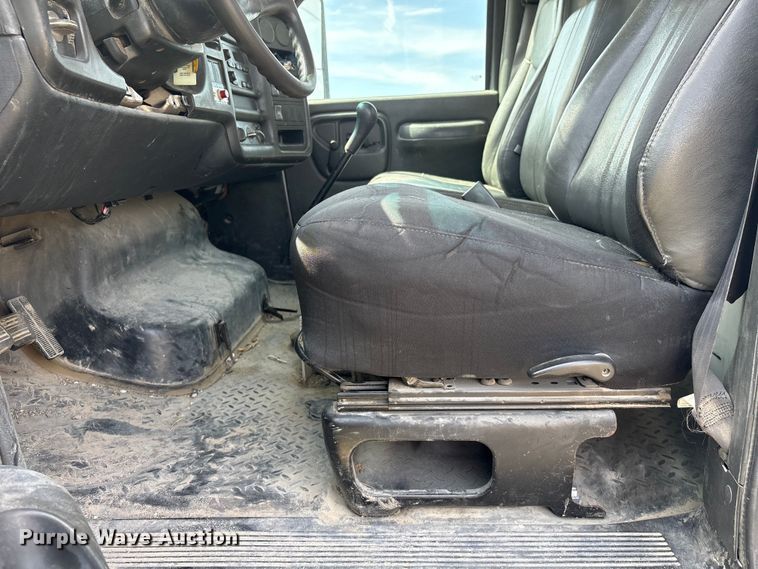 image for item FG2872 2006 GMC C6500 flatbed truck