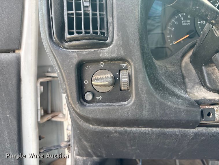 image for item FG2872 2006 GMC C6500 flatbed truck