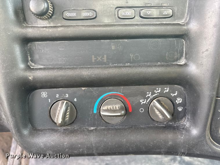 image for item FG2872 2006 GMC C6500 flatbed truck