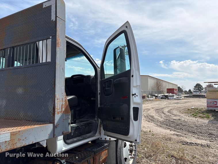 image for item FG2872 2006 GMC C6500 flatbed truck