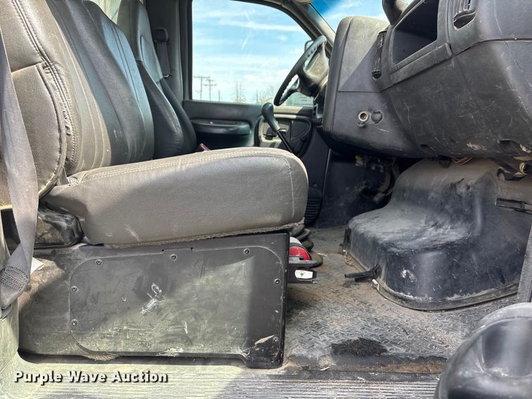 image for item FG2872 2006 GMC C6500 flatbed truck