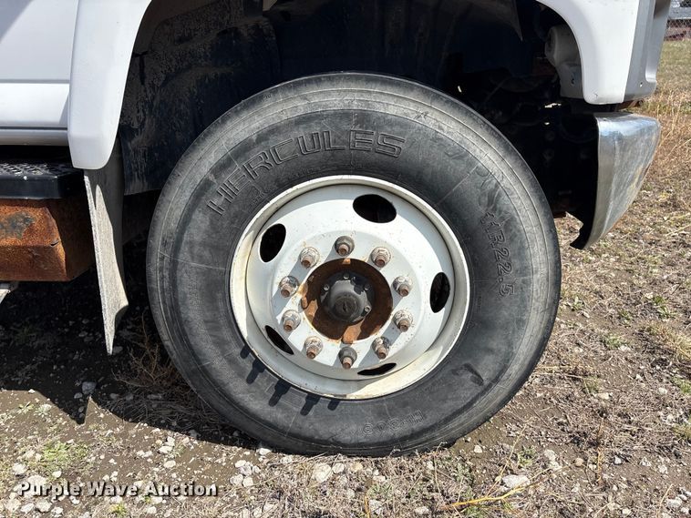 image for item FG2872 2006 GMC C6500 flatbed truck