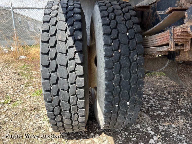 image for item FG2872 2006 GMC C6500 flatbed truck