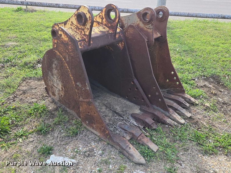 image for item FH6511 (2) excavator buckets