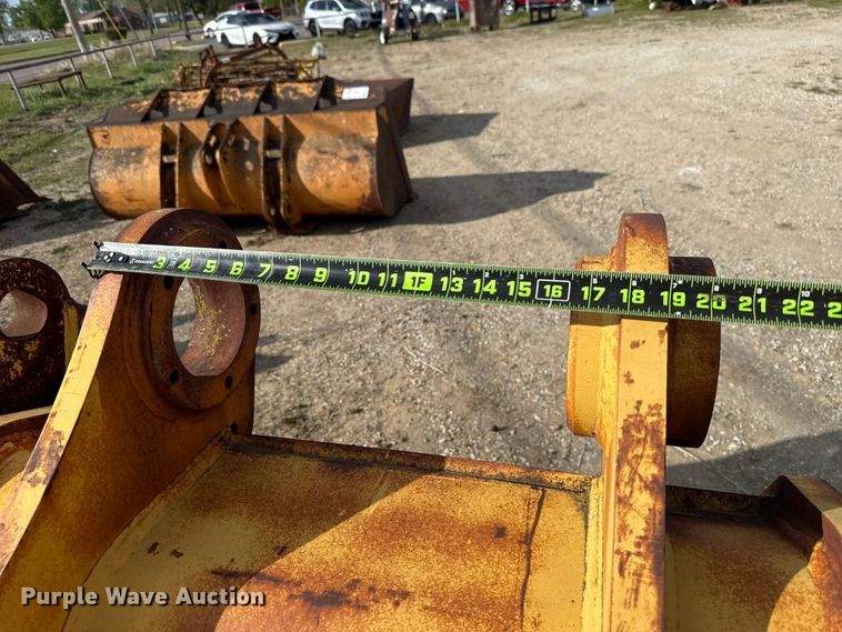 image for item FH6526 (2) excavator buckets