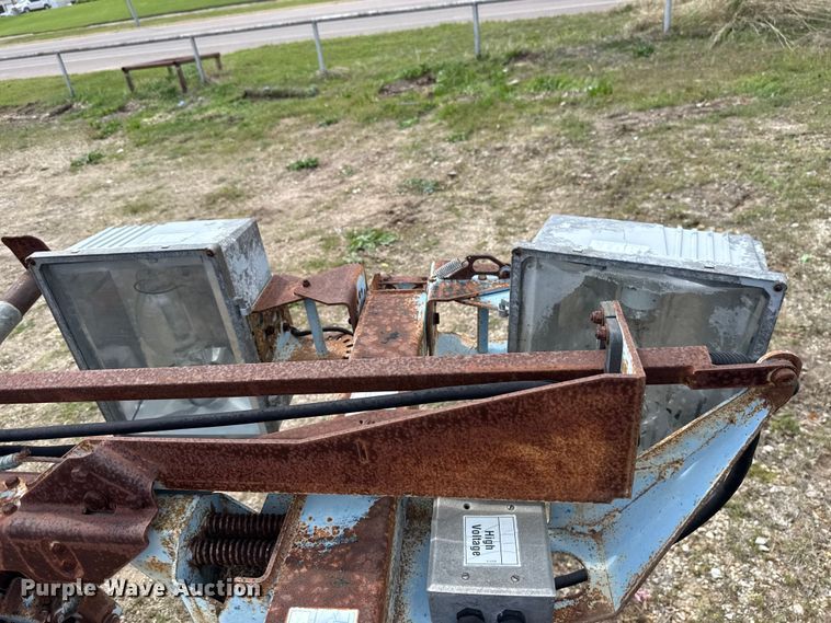 image for item FH6594 2004 Genie TML-4000N light plant