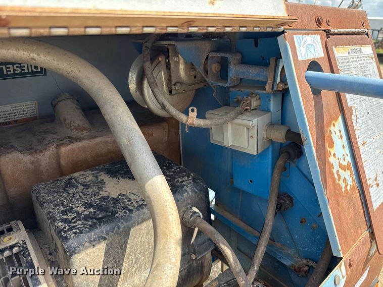 image for item FH6594 2004 Genie TML-4000N light plant