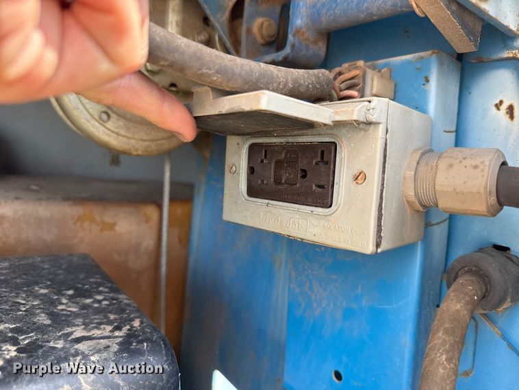 image for item FH6594 2004 Genie TML-4000N light plant