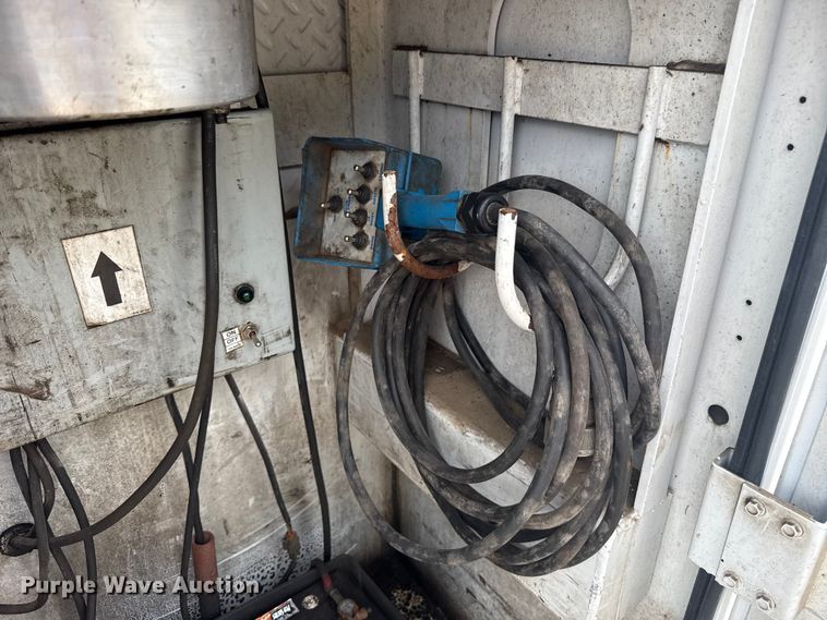 image for item FH6598 2011 Ford F550 Super Duty utility / service truck