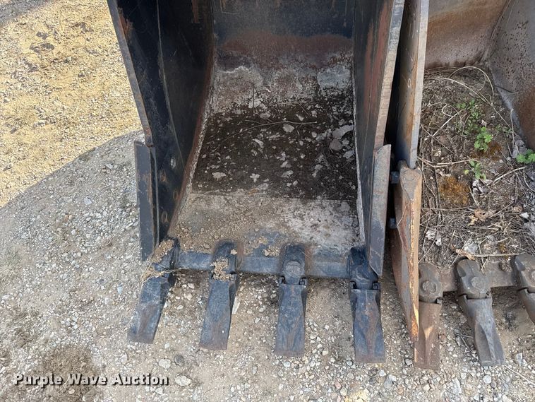 image for item FH6617 (2) excavator buckets