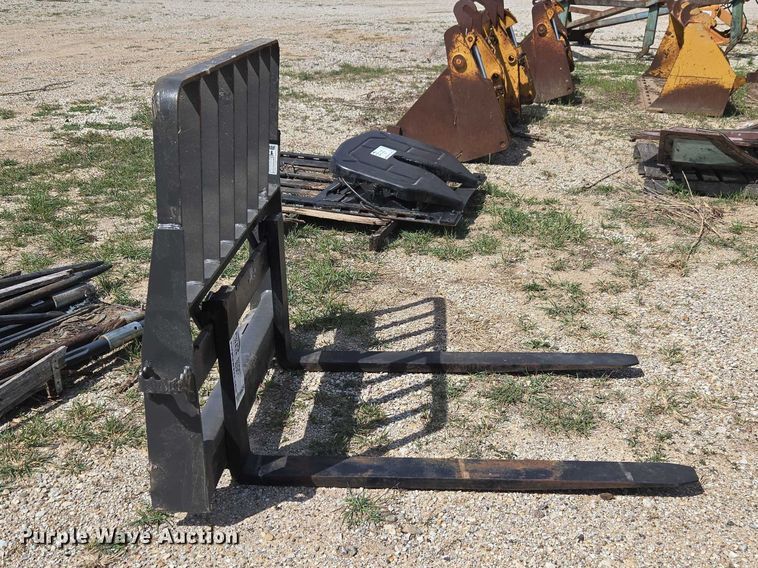 image for item FH6624 CNH Industries CASEK CARRAIGE W48 skid steer forks