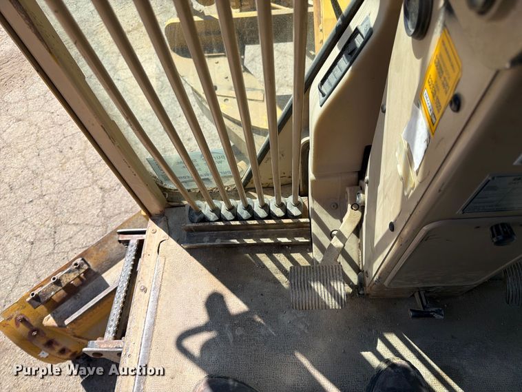 image for item FK0073 1999 Caterpillar 140H motor grader