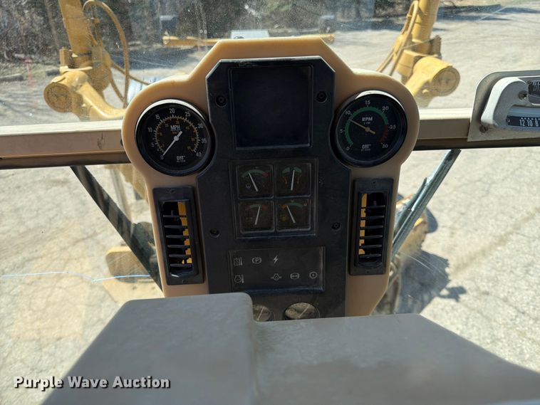image for item FK0073 1999 Caterpillar 140H motor grader