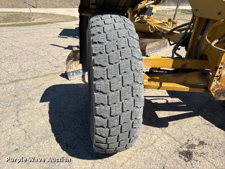 image for item FK0073 1999 Caterpillar 140H motor grader