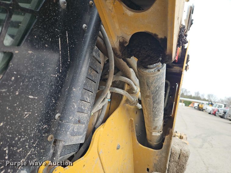 image for item FN5593 2017 Caterpillar 272D2 skid steer loader