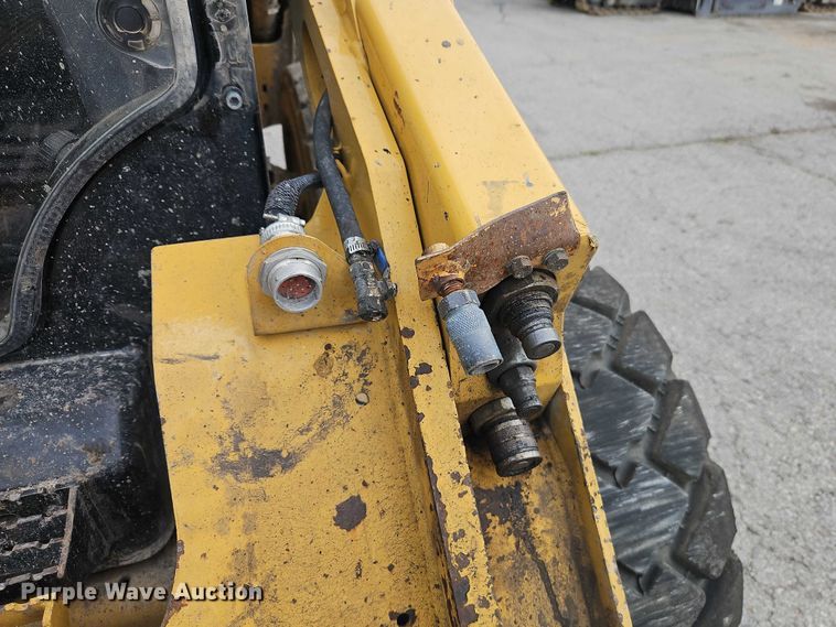 image for item FN5593 2017 Caterpillar 272D2 skid steer loader