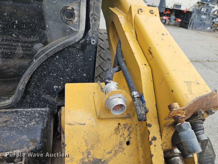 image for item FN5593 2017 Caterpillar 272D2 skid steer loader