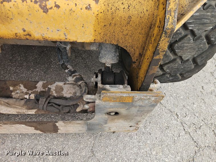 image for item FN5593 2017 Caterpillar 272D2 skid steer loader