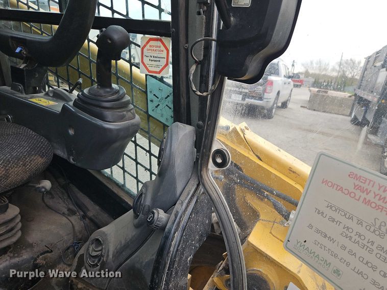 image for item FN5593 2017 Caterpillar 272D2 skid steer loader