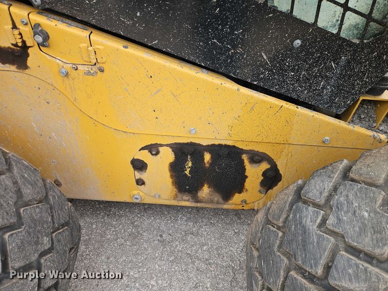 image for item FN5593 2017 Caterpillar 272D2 skid steer loader