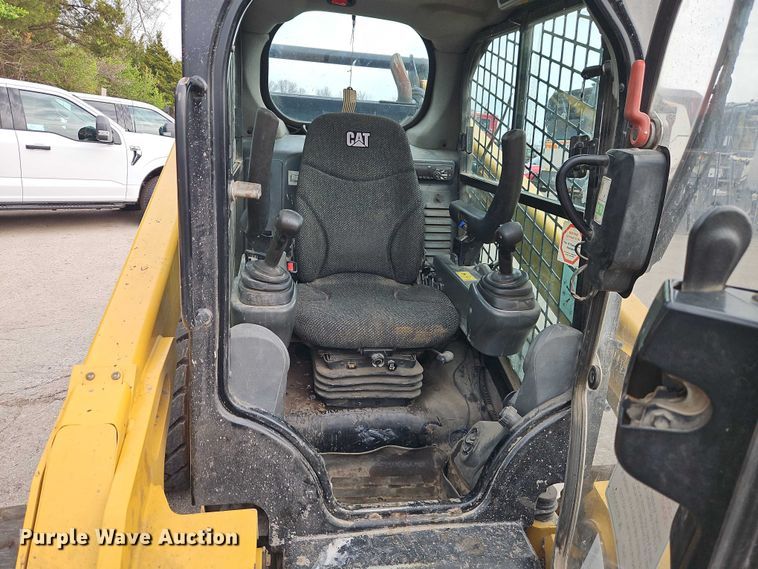 image for item FN5593 2017 Caterpillar 272D2 skid steer loader