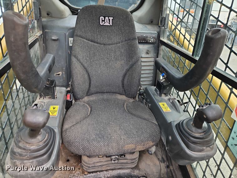 image for item FN5593 2017 Caterpillar 272D2 skid steer loader