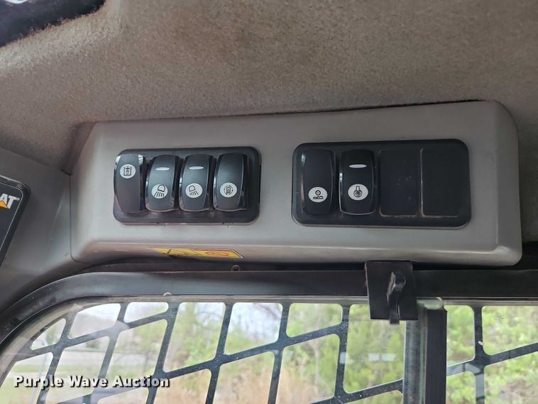 image for item FN5593 2017 Caterpillar 272D2 skid steer loader