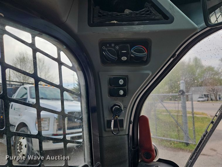 image for item FN5593 2017 Caterpillar 272D2 skid steer loader