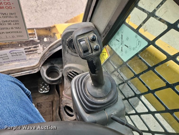 image for item FN5593 2017 Caterpillar 272D2 skid steer loader