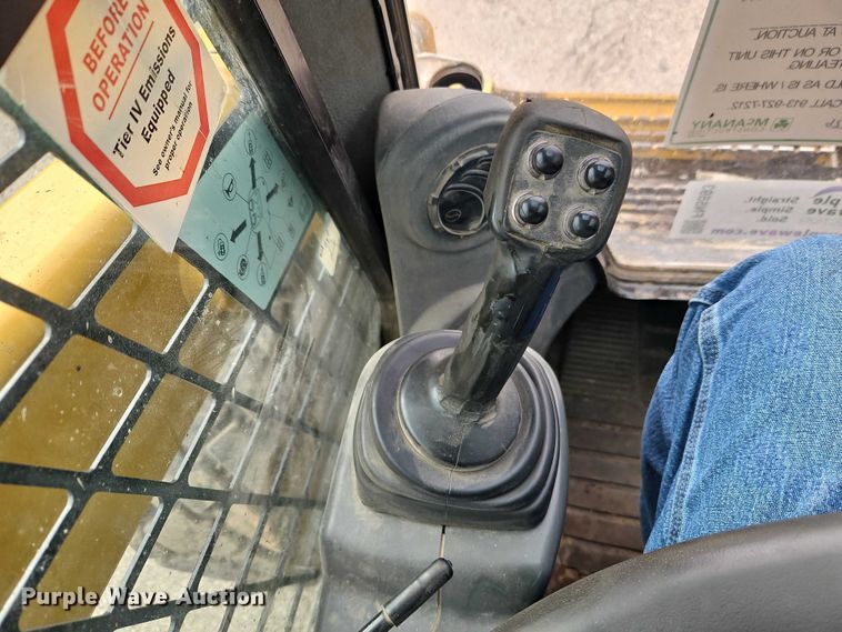 image for item FN5593 2017 Caterpillar 272D2 skid steer loader