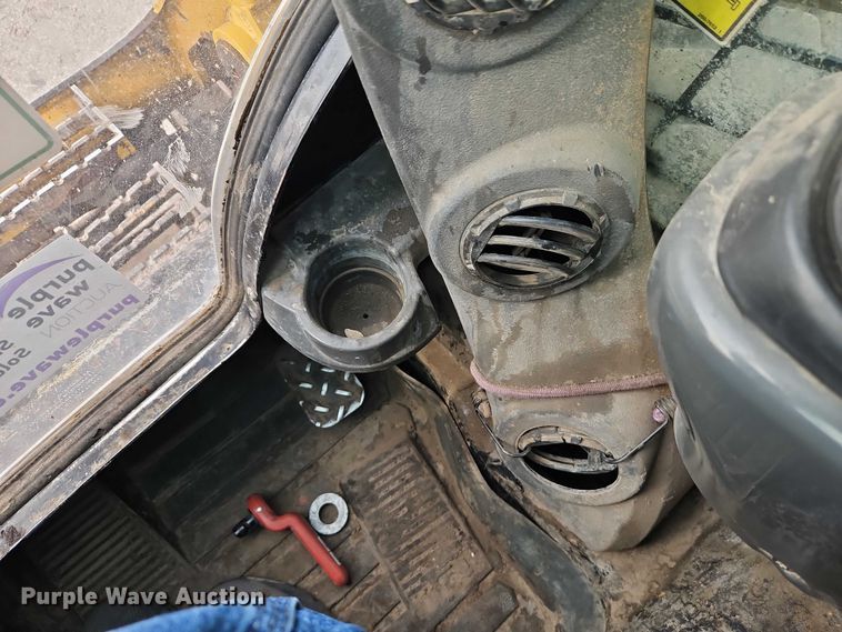 image for item FN5593 2017 Caterpillar 272D2 skid steer loader