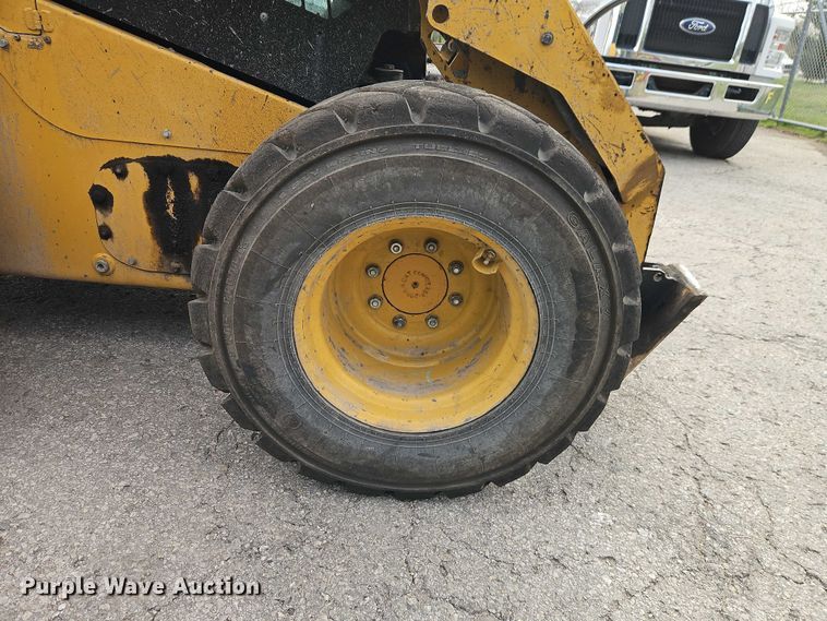 image for item FN5593 2017 Caterpillar 272D2 skid steer loader