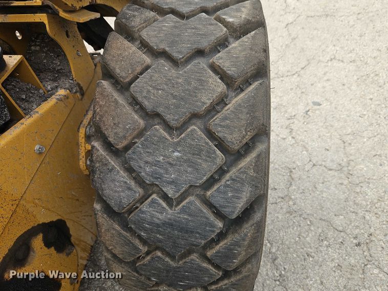 image for item FN5593 2017 Caterpillar 272D2 skid steer loader