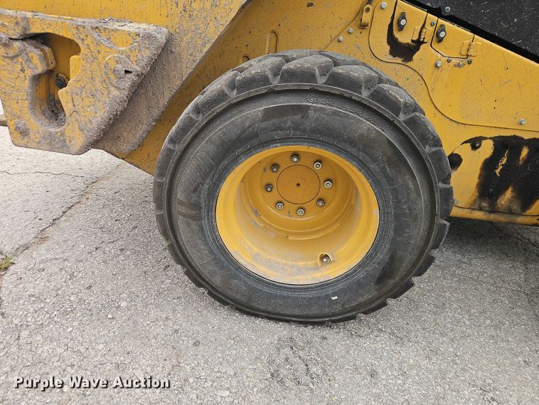 image for item FN5593 2017 Caterpillar 272D2 skid steer loader