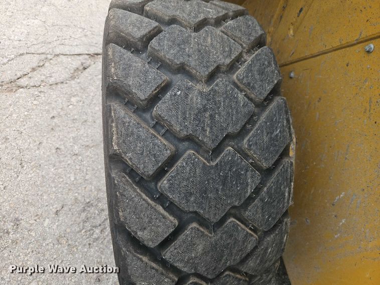 image for item FN5593 2017 Caterpillar 272D2 skid steer loader