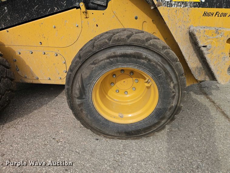 image for item FN5593 2017 Caterpillar 272D2 skid steer loader