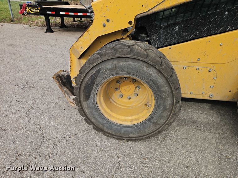 image for item FN5593 2017 Caterpillar 272D2 skid steer loader