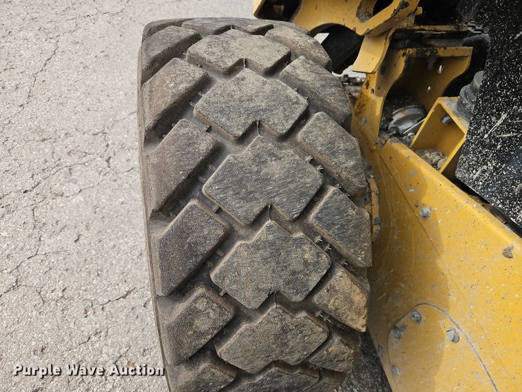 image for item FN5593 2017 Caterpillar 272D2 skid steer loader