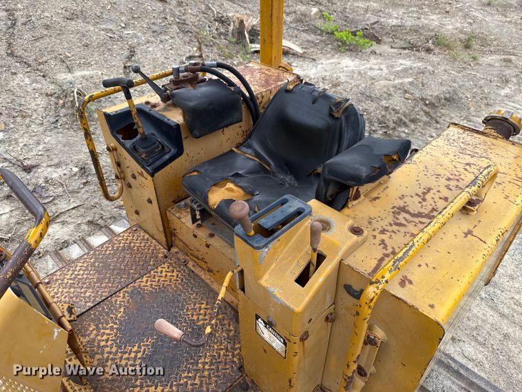 image for item NK9151 1988 John Deere 450G dozer